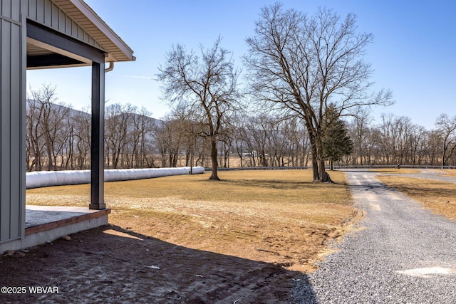 view of yard featuring a mountain view