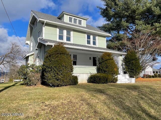 view of front of home with a front yard