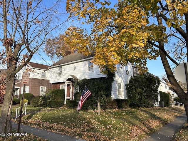 front of property featuring a front lawn