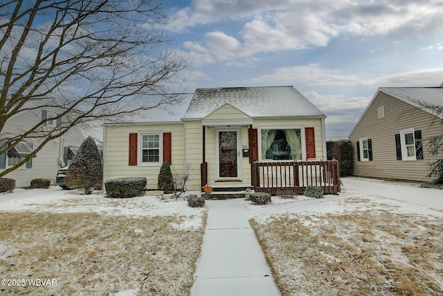 bungalow-style home featuring a shingled roof