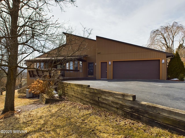 view of front of property featuring aphalt driveway