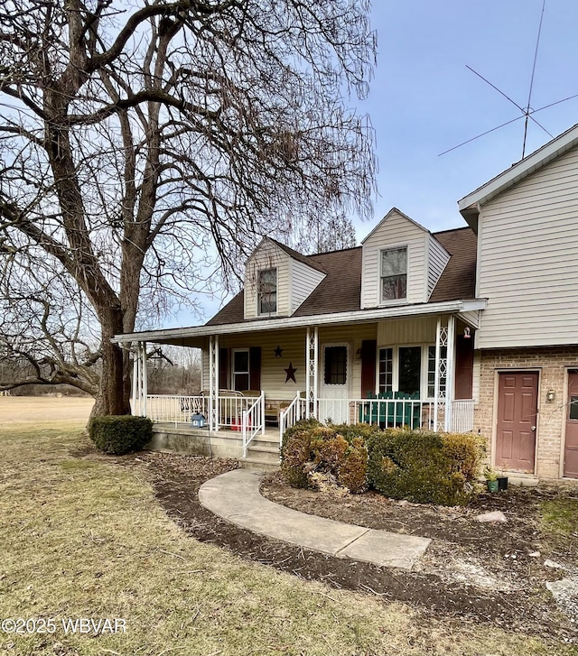 view of front of house featuring a porch and a front yard