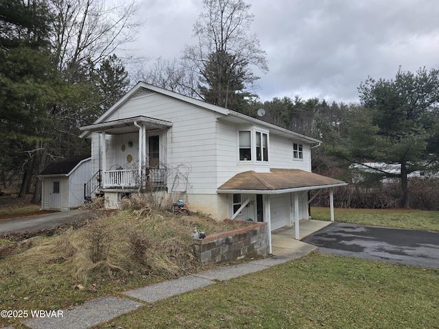 view of front facade featuring a garage, an outbuilding, and a front yard