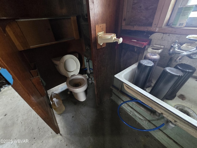 bathroom featuring toilet and a tub