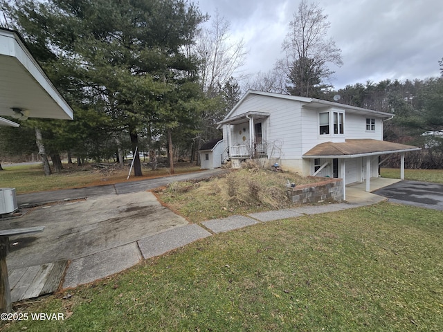 view of front of home with a front yard and a carport