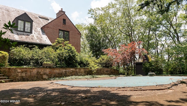 view of swimming pool