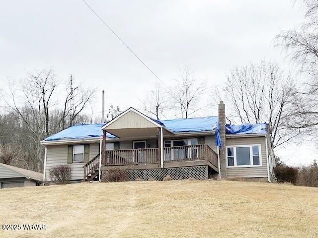 view of front of property featuring a front yard