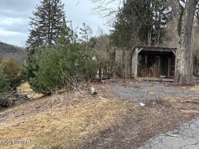 view of yard featuring an outdoor structure