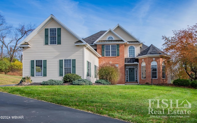 front of property with a front lawn