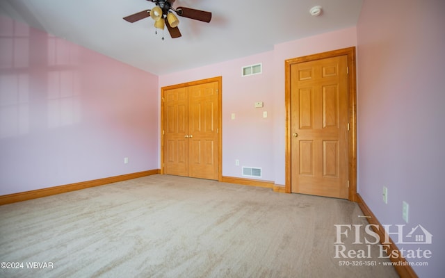 carpeted empty room featuring ceiling fan