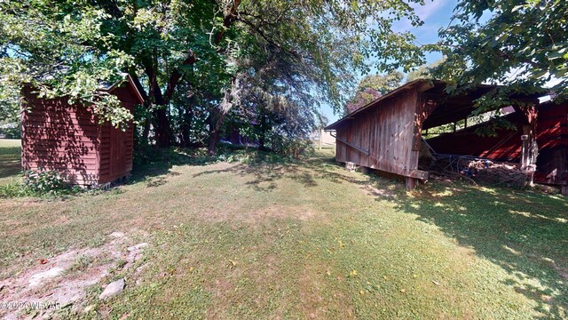 view of yard featuring an outdoor structure