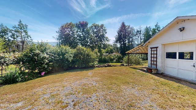 view of yard featuring a garage and an outdoor structure