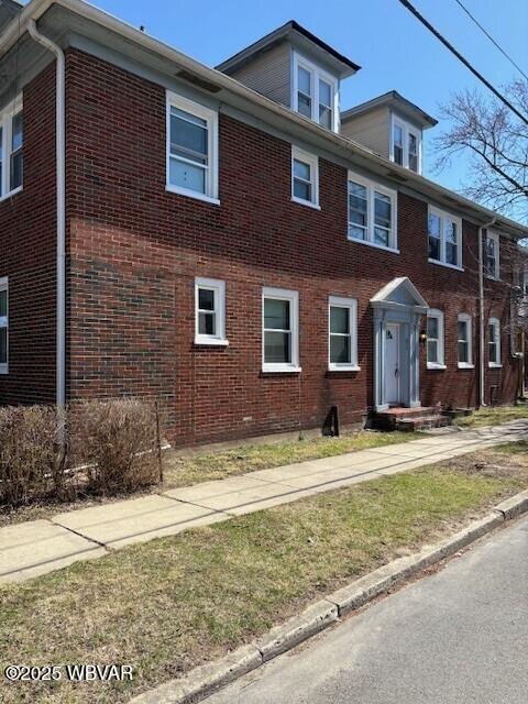 view of front of home featuring brick siding