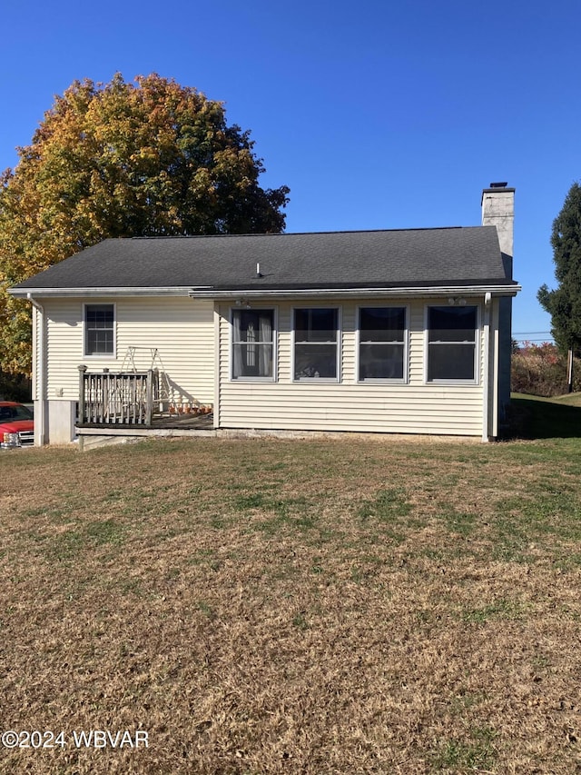 view of front of property featuring a chimney and a front yard