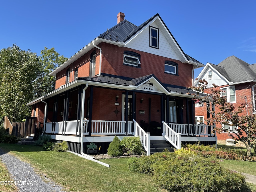 view of front facade featuring a porch and a front yard