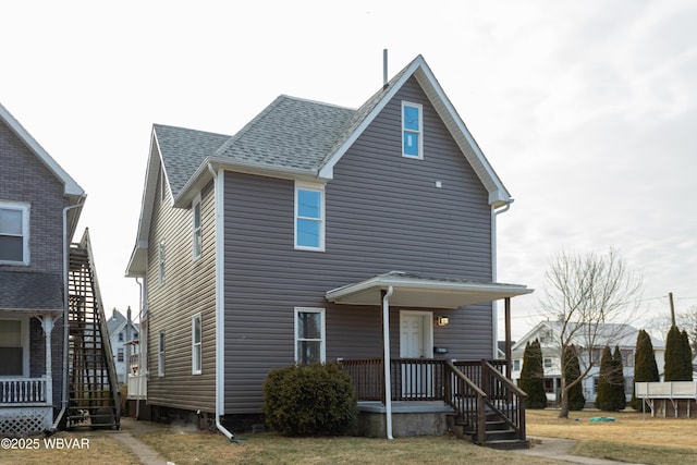 view of front facade with a front lawn