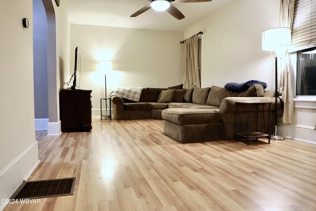 living room featuring light hardwood / wood-style floors and ceiling fan