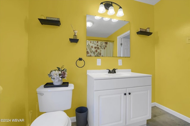 bathroom with a shower with shower curtain, vanity, and toilet