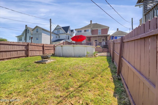 view of yard featuring a fenced in pool