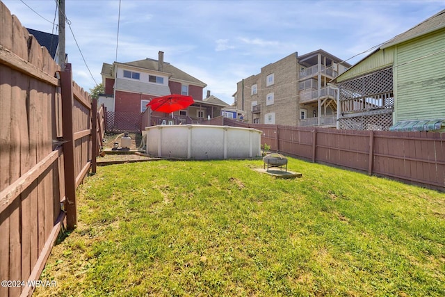 view of yard featuring a fenced in pool