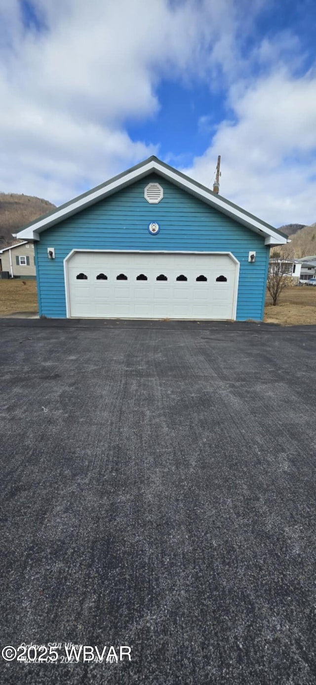 view of detached garage