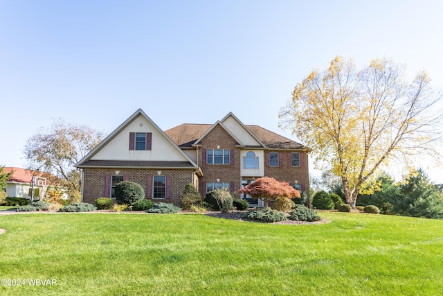 view of front of property featuring a front lawn