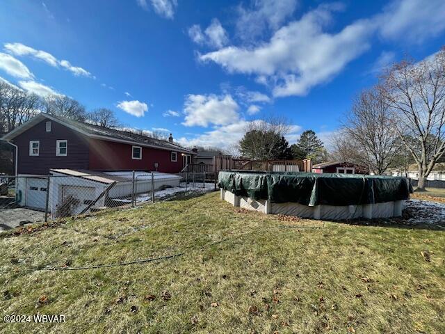 view of yard with a covered pool