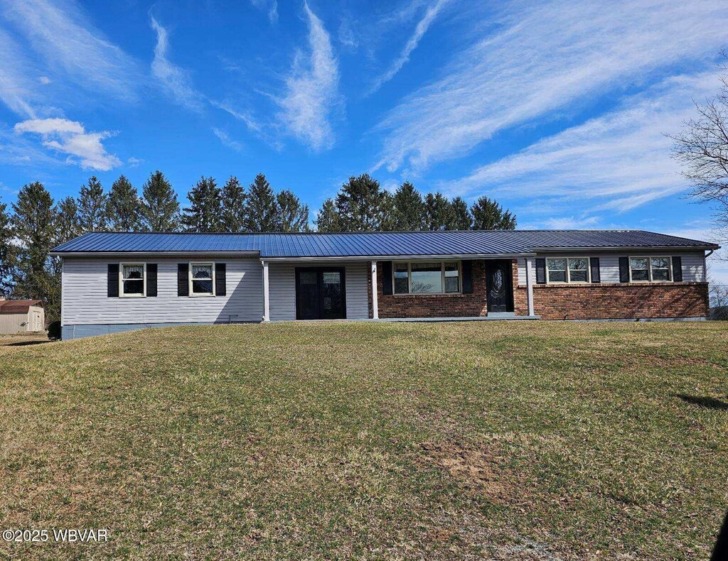 ranch-style home with a front yard