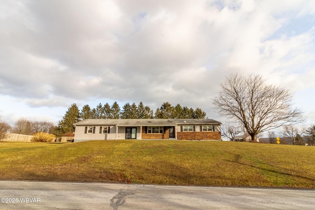 ranch-style home with a front yard