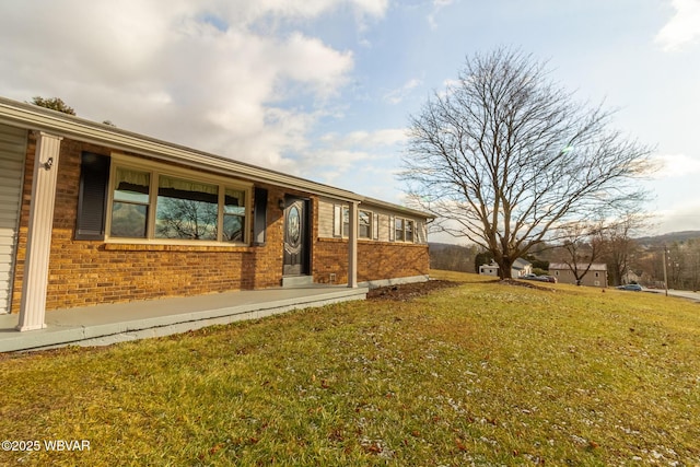 single story home with a front yard