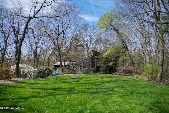 view of yard with an outdoor structure and a barn