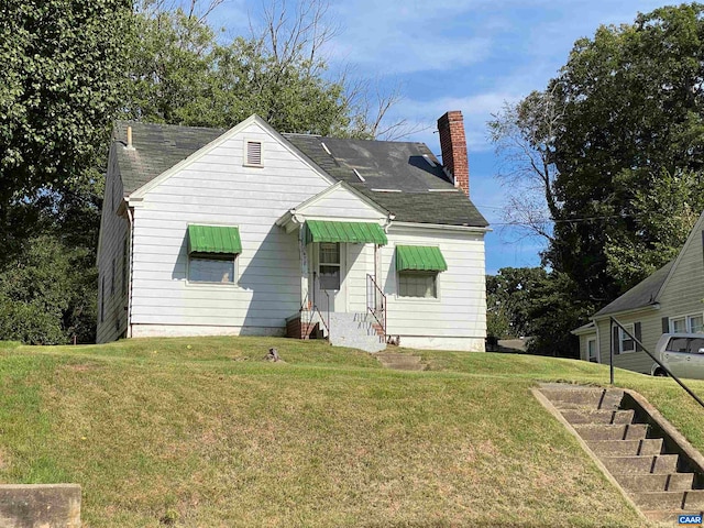 view of front of property featuring a front lawn