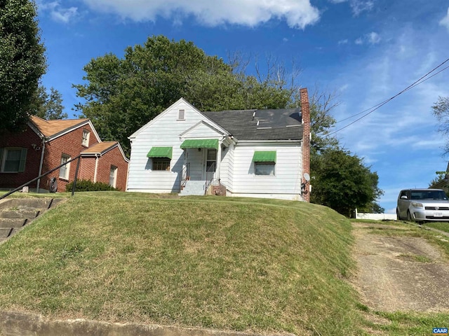 view of front of property with a front yard