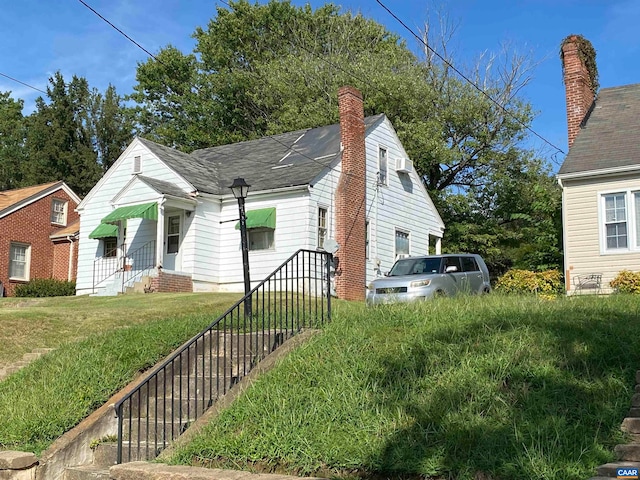 view of front facade featuring a front lawn