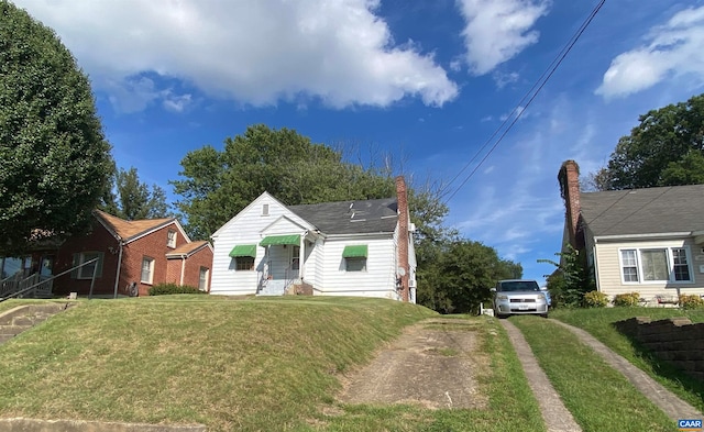 view of front of home featuring a front lawn