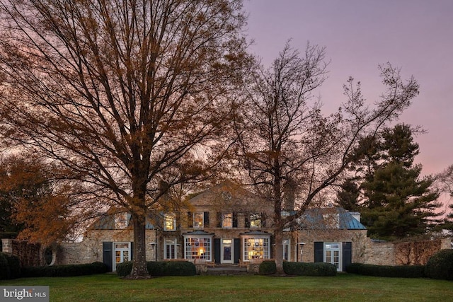 view of front facade with a yard