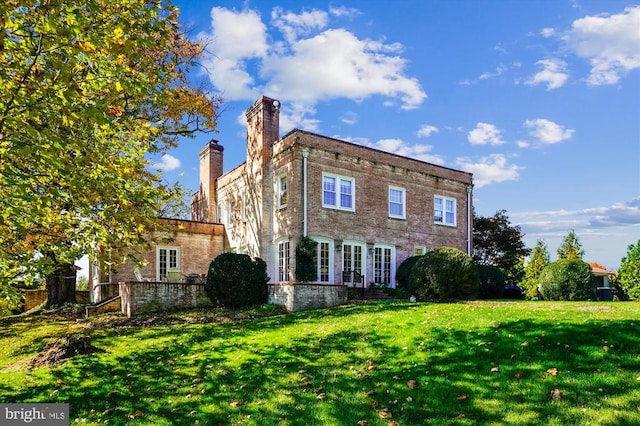 view of front of property with a front lawn