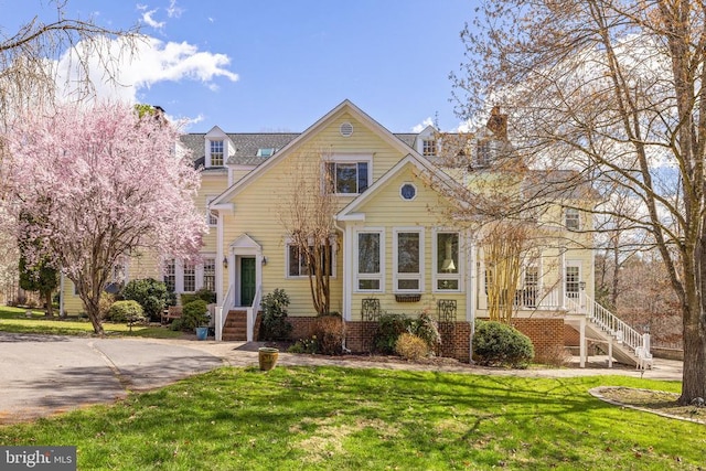 view of front of home featuring a front lawn