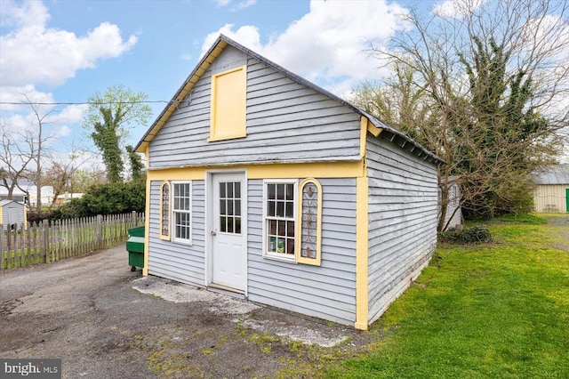 view of outdoor structure with a yard