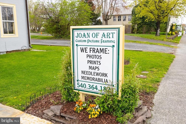 community sign featuring a yard