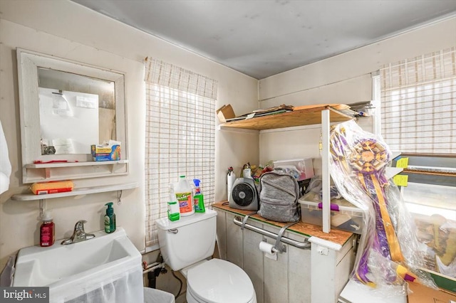 bathroom featuring sink and toilet