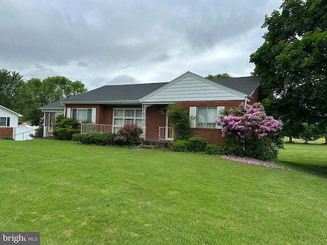 view of front of home featuring a front lawn