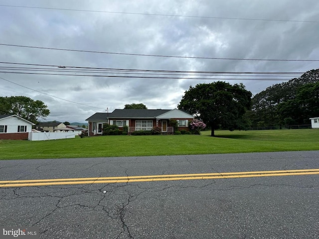 view of front of house featuring a front lawn