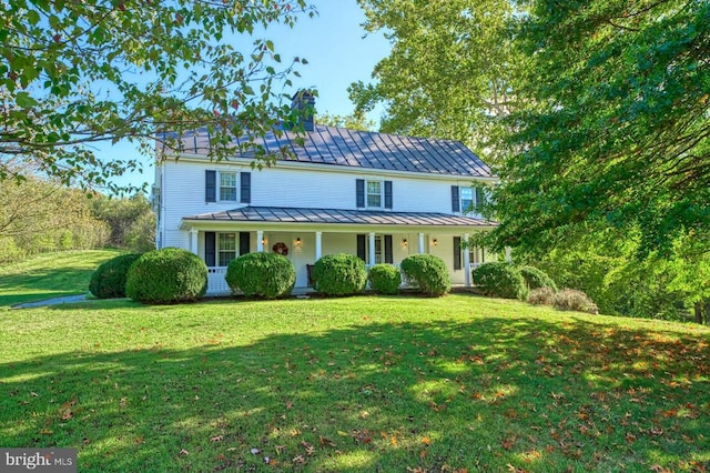 view of front of property featuring a front lawn