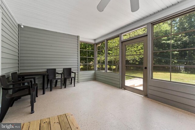 sunroom with ceiling fan