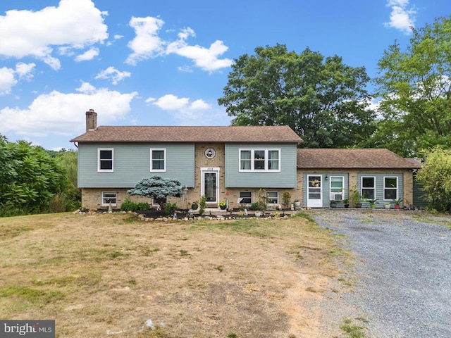 view of front facade featuring a front yard