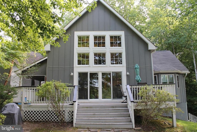 view of front of house featuring a wooden deck