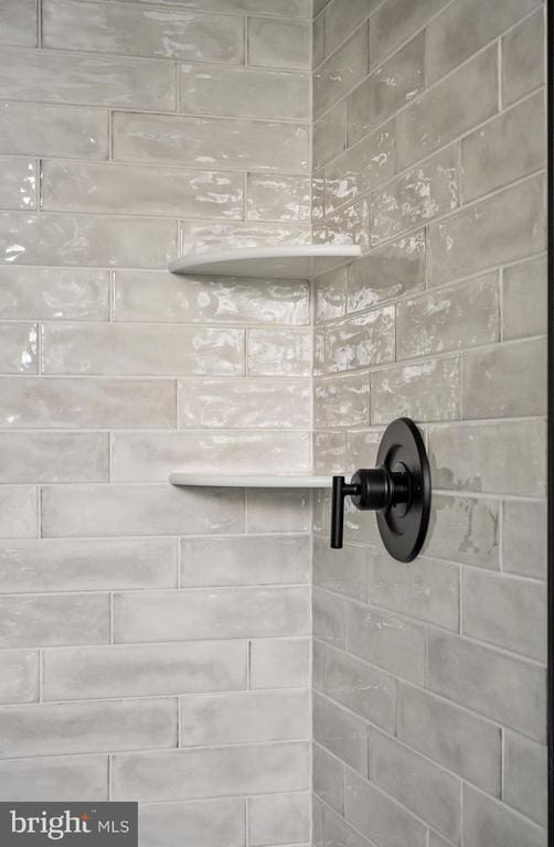 room details featuring tiled shower