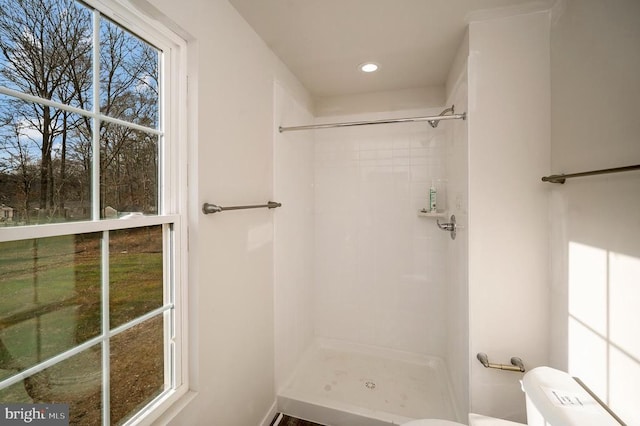 full bathroom featuring a shower, toilet, and recessed lighting