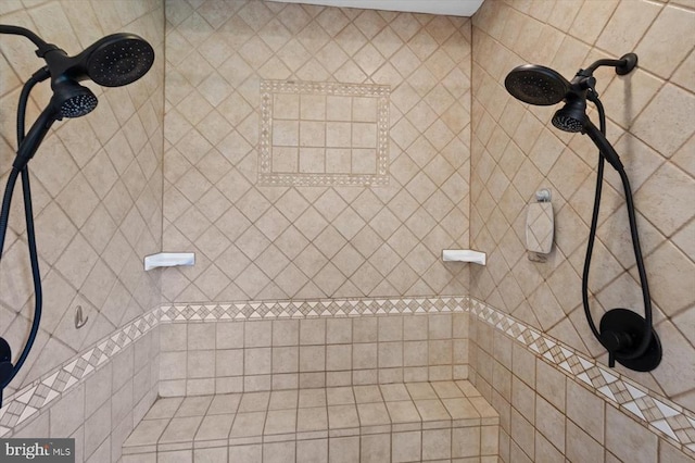 bathroom featuring tiled shower